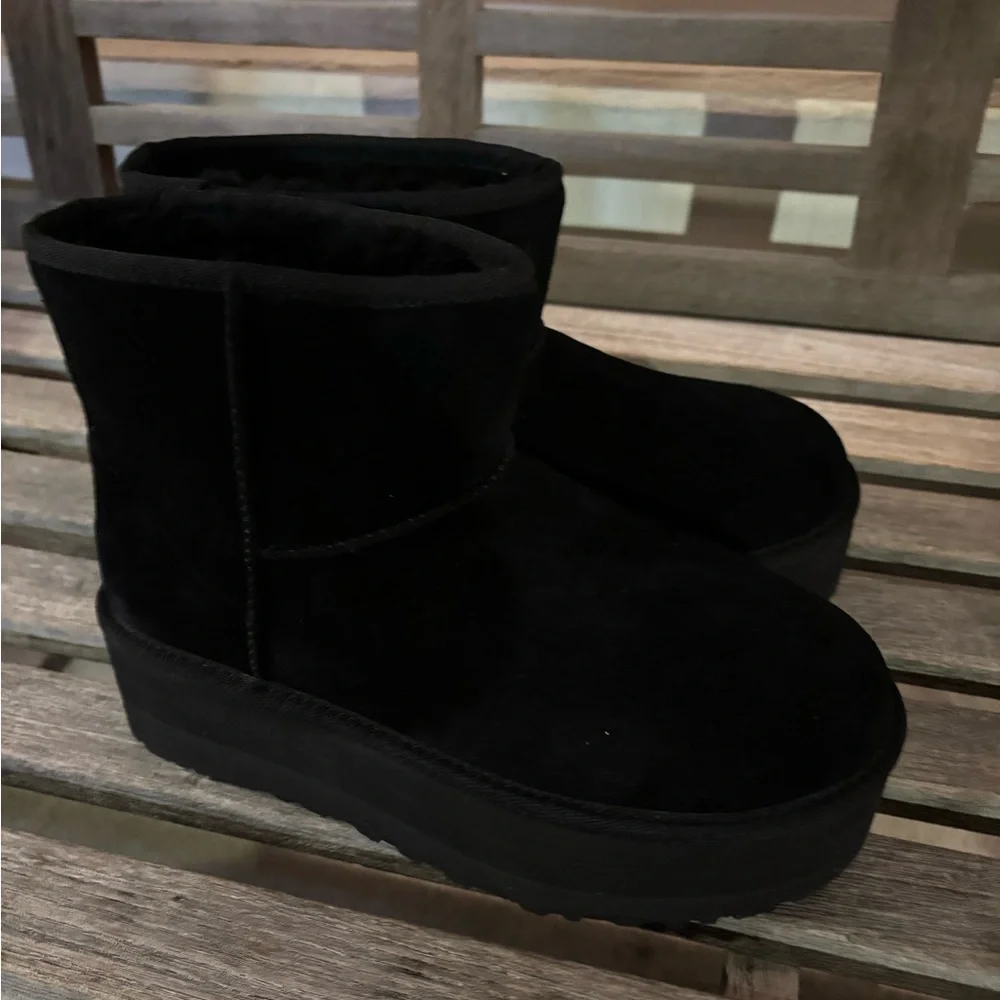 Authentic UGG Classic mini Platform Boots Black Size 9 New